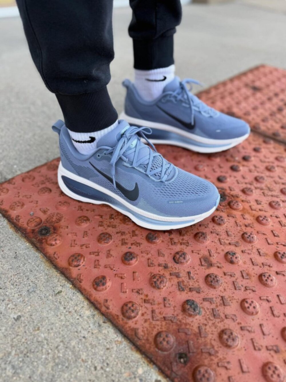 NIKE VOMERO 18 ROAD RUNNING SHOE (10)